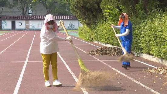 校门口环城广场三块场地来减少学生聚集",建功中学副校长刘菊平介绍到
