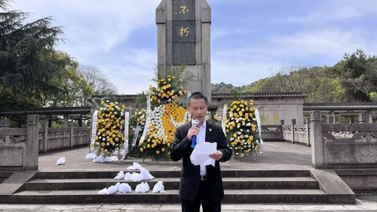 绍兴市中小纺织企业促进会在柯桥区烈士陵园隆重举行向革命烈士敬献花