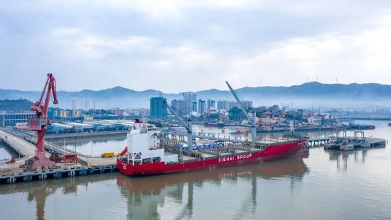 今天(3月25日)上午10点30分,协海-海豚号从玉环大麦屿港启航,途经上海