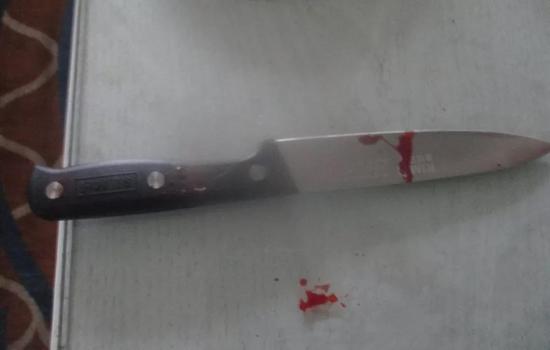 金华民警接报警有人自残轻生 夺刀时手被对方划伤