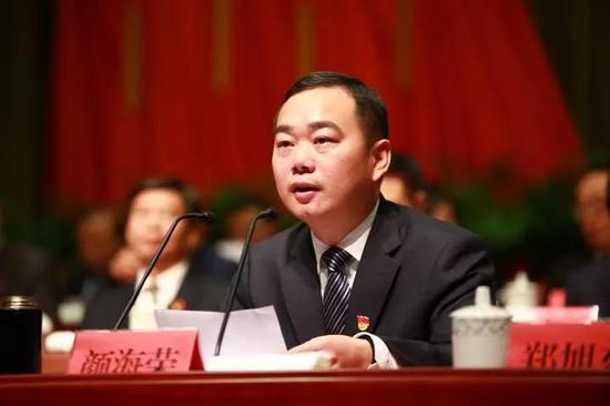 仙居县委副书记,县长颜海荣主持会议.