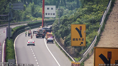 小车径直冲出避险车道