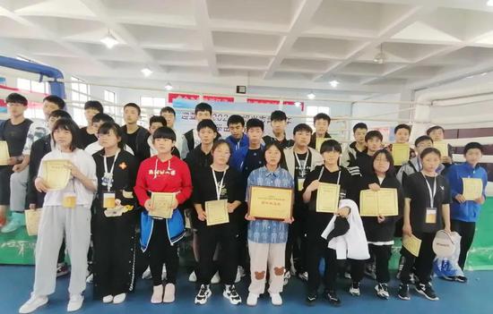 孙端中学是绍兴市体育传统学校拳击项目训练点,自2010年建队以来在区