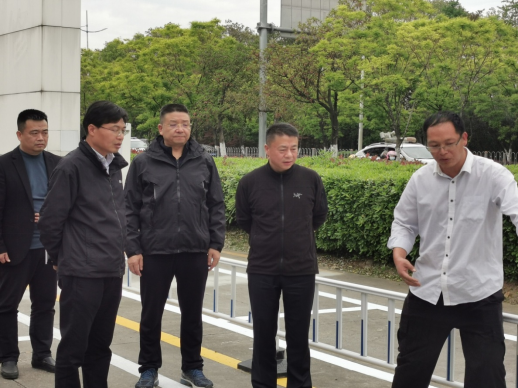 (图示:副市长,公安局长朱建军带队检查车检站整改提升情况)