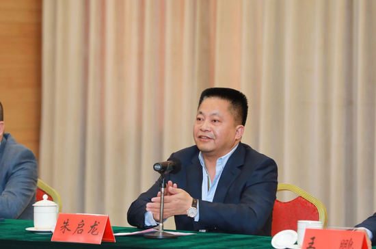 在仪式上,朱启龙,王鹏,谢涛分别介绍了凯迪集团,融创中国和"w酒店"