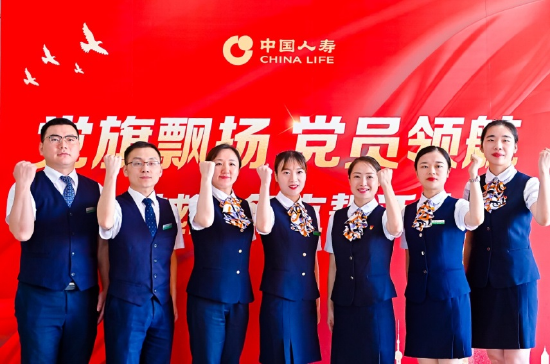 图：党旗飘扬，党员领航