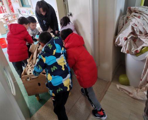 杭州市大关苑实验幼儿园:"三五学雷锋 温暖你我他"