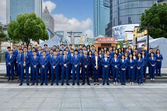 图：王利忠倾心打造的专业化寿险营销团队