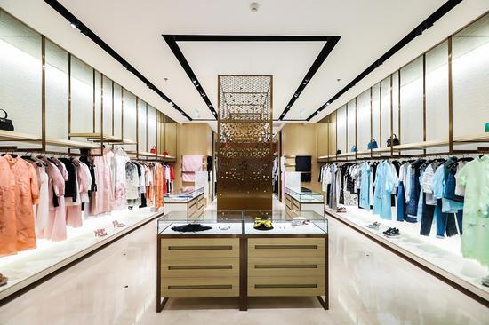 店铺精心选用浅象牙白天花板,乳白色水洗橡木橱柜,蜜蜡色大理石地砖