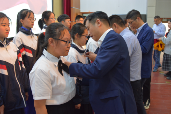 浙江绍兴袍江中学举办14岁集体生日活动暨少先队员离队入团仪式