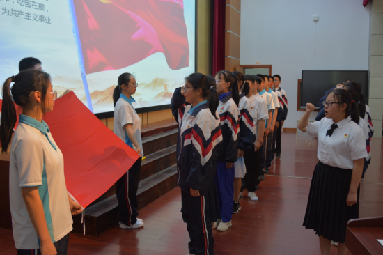 浙江绍兴:袍江中学举办14岁集体生日活动暨少先队员离队入团仪式
