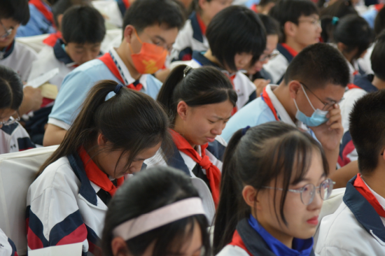 浙江绍兴:袍江中学举办14岁集体生日活动暨少先队员离队入团仪式