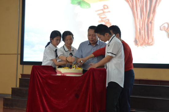 浙江绍兴袍江中学举办14岁集体生日活动暨少先队员离队入团仪式