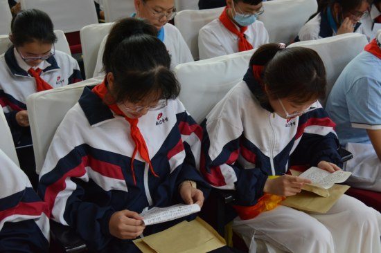 浙江绍兴:袍江中学举办14岁集体生日活动暨少先队员离队入团仪式