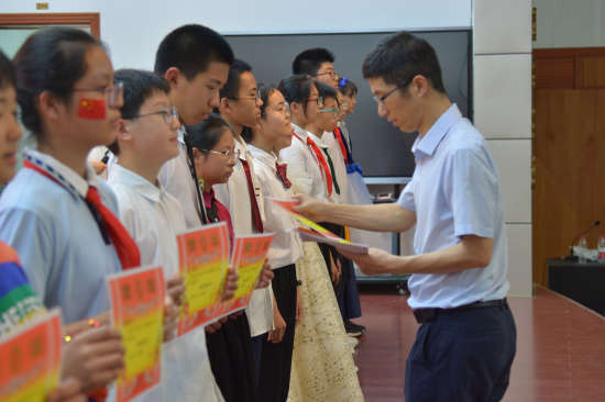浙江绍兴袍江中学开展丰富多彩的活动欢度六一国际儿童节