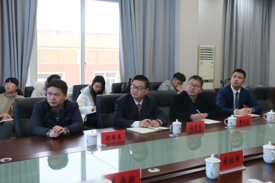 仪式上,绍兴鲁迅中学校长施建昌和平阳县鳌江中学校长李伟君签订了