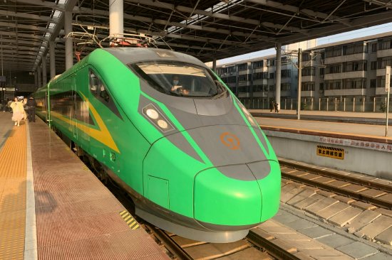 c695"绿巨人"复兴号动车组在宁波站准备出发(铁路宁波站供图)