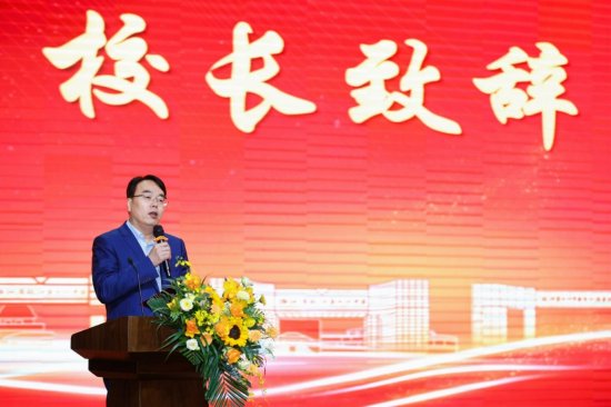 杭州第十四中学校长陈利民回眸百廿来时路奋楫扬帆新征程
