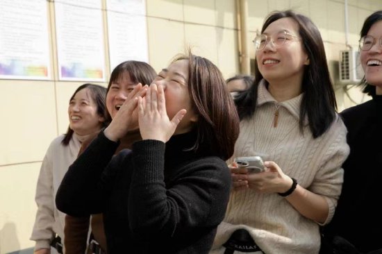 绍兴市柯桥区华舍中学庆"三八"玩出新高度——"步步登高"攀岩新体验