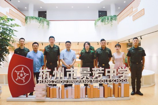 当"橄榄绿"遇上"铿锵玫瑰",景芳学子拜师00后"麻辣"女教官