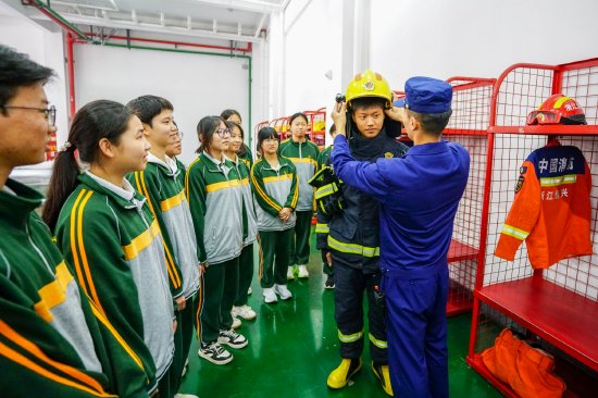 青春"绿"遇火焰"蓝" 绍兴豫才中学新团员119消防日里的特殊入团礼