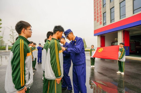 青春"绿"遇火焰"蓝" 绍兴豫才中学新团员119消防日里的特殊入团礼
