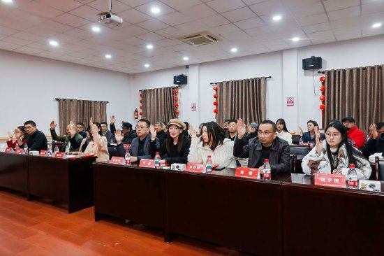 全体理事审议表决