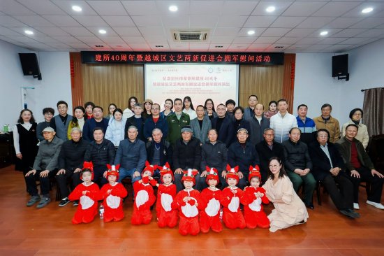 全体与老兵合影