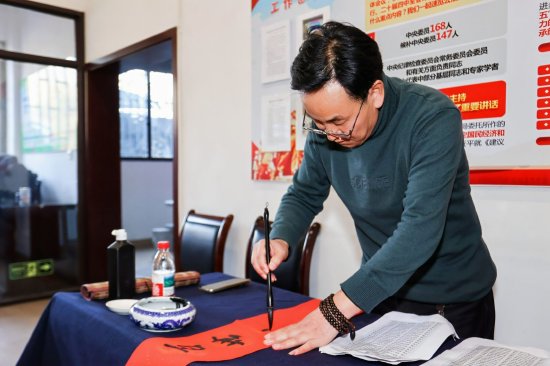 越城区民间文艺家协会主席黄校邦现场书写对联赠送