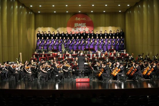 图为开场歌曲演唱《今朝》。