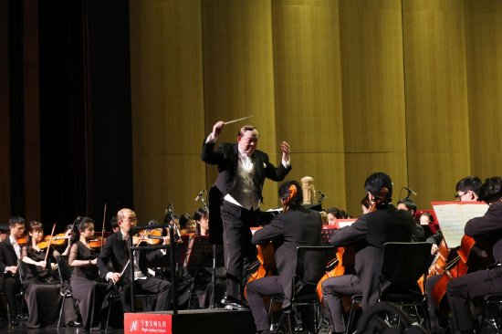 图为俞峰在倾情指挥。