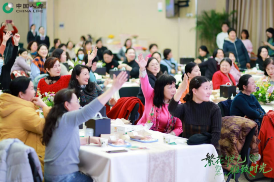 图：女性客户积极参与互动