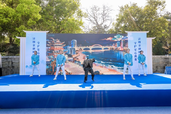 （图：中国人寿福建省分公司非遗消保宣传活动现场）