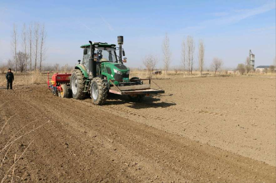 图：麻扎村田间地头翻耕机轰鸣