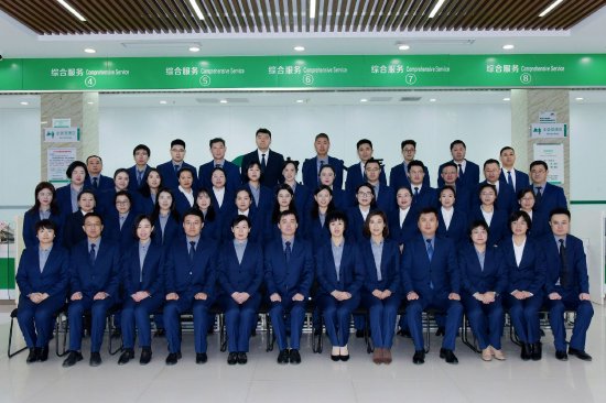 图：中国人寿高密支公司部分员工合影