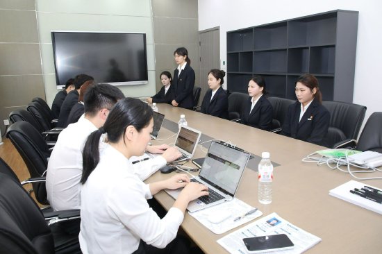 订单招聘面试现场，面试官与学生一对一交流