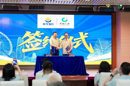 图：签署全新品牌战略合作协议