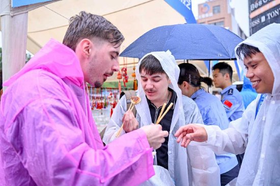外籍海员品尝中国特色美食