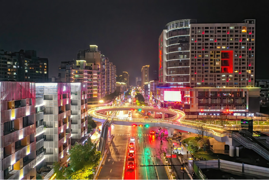 临安人民广场人行天桥首迎新