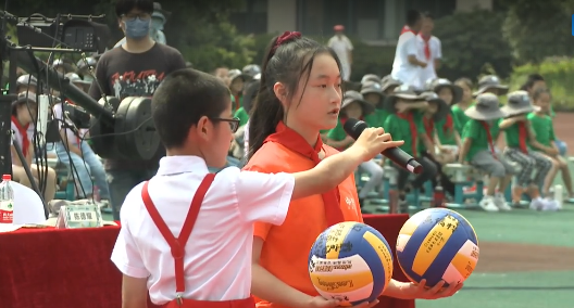 绍兴市城北小学排球队通过视频连线向马边实验小学赠送排球和祝福.