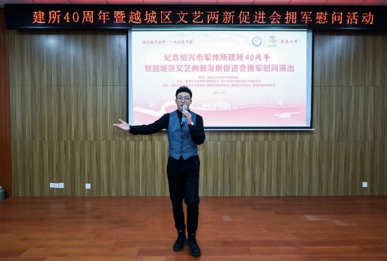 副会长李光永独唱《掌声响起来》