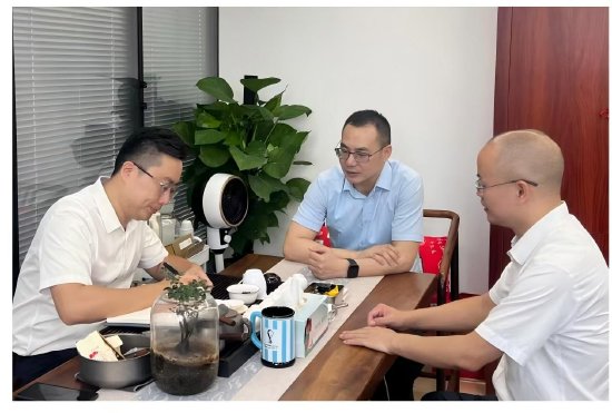 图：王晓云与营业单位沟通交流业务发展举措