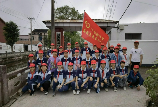 浙江绍兴:沥海街道中学师生开展走进沥海敬老院慰问活动