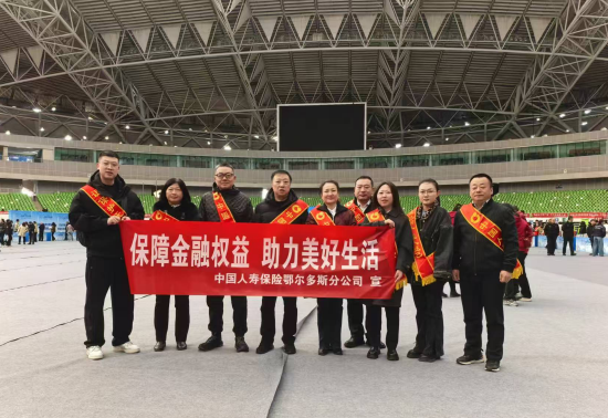 图：王军与团队参加活动