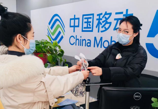 "大年初一,汪女士一脸焦急地走进中国移动长兴雉城营业厅.