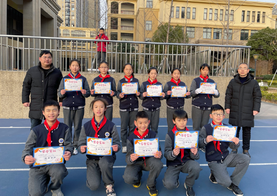 杭州市文澜小学国旗在肩薪火相传