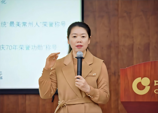 图：陈红开展业务培训