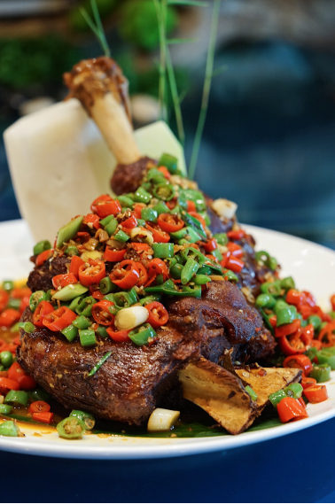 孜然香酥烤羊腿