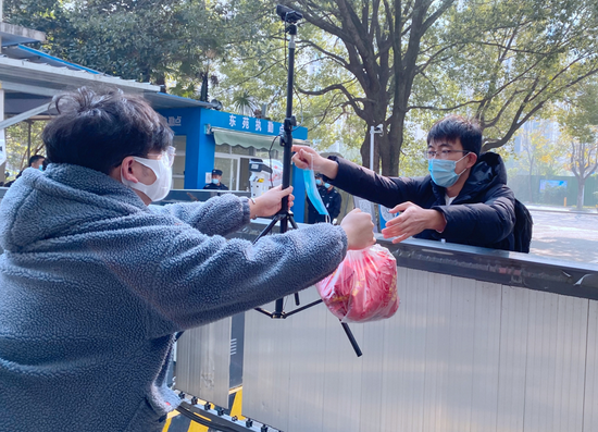 浙江纺织服装职业技术学院疫情封校学生用暖心纸条向辅导员表达谢意