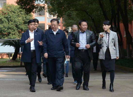 省教育厅副厅长汤筱疏一行赴袍江中学调研校园足球工作